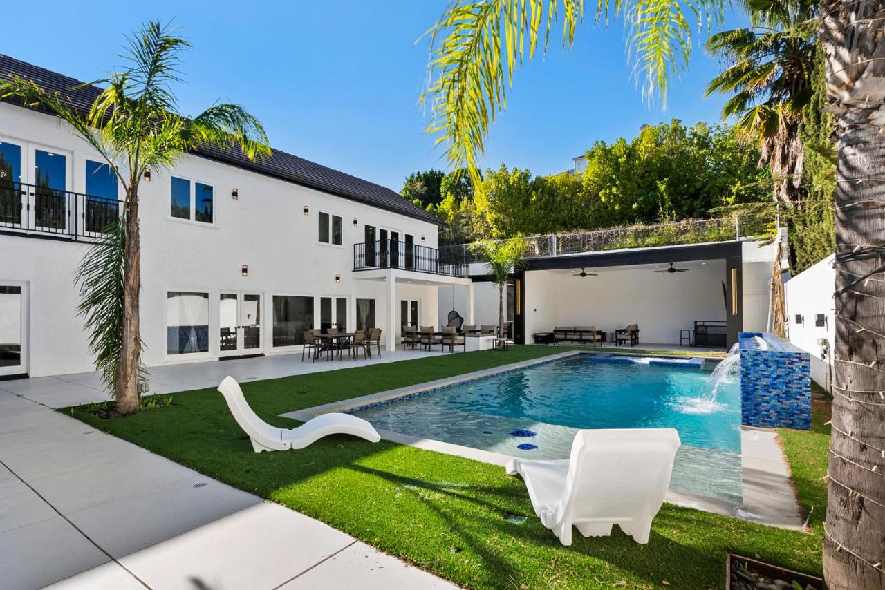 Sleek 7BR Exquisite Estate Resort Pool, Sauna, Spa 6500 SQF - 4