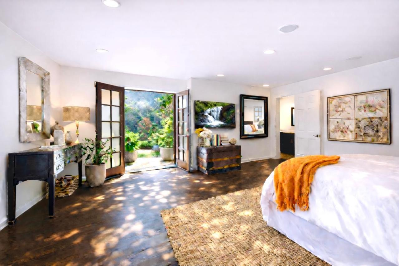Hollywood Hills Spa Retreat Oasis with Tree Top Views, Private Jacuzzi Style Tub, Steam Room, Magical Half Acre Acre Garden and Patio, Free Parking for 2 cars, in LA's most Serene, Central Desirable Area