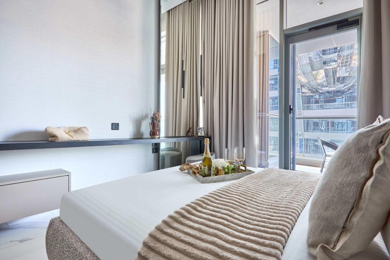 Frank Porter - J One Tower - 4