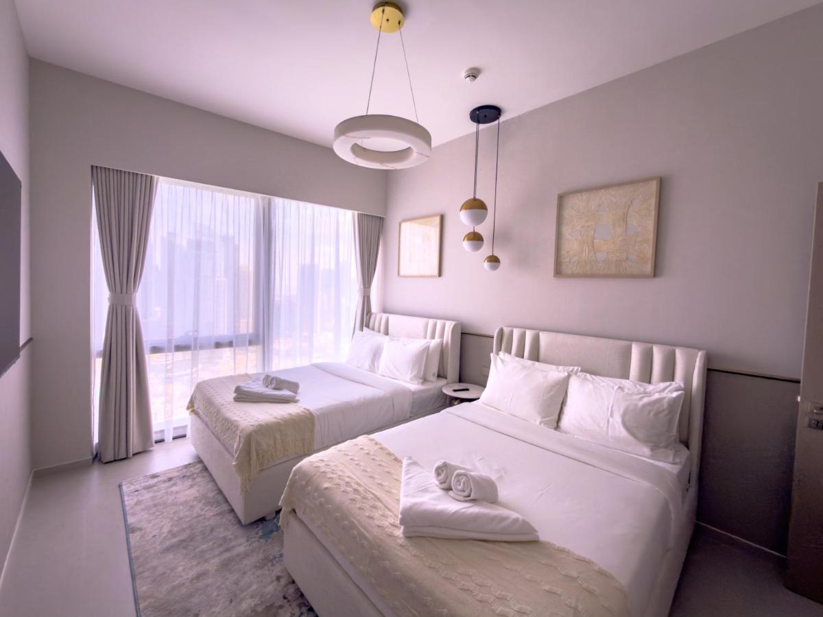 GRANDE SIGNATURE RESIDENCES direct Burj Khalifa view and Private Fountain Show at high floor with DXB AIRPORT VIP Shuttle option - 3