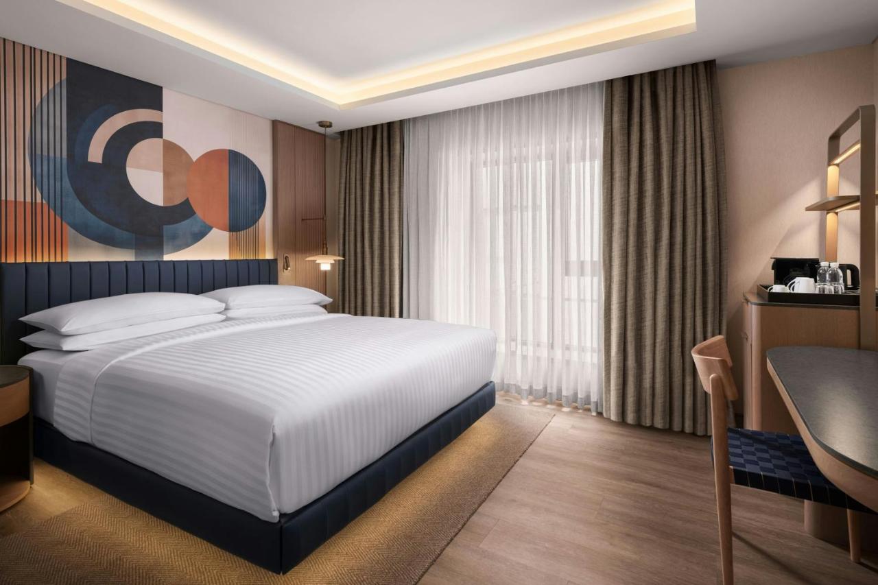 Superior, Guest Room, 1 King Bed with Courtyard View