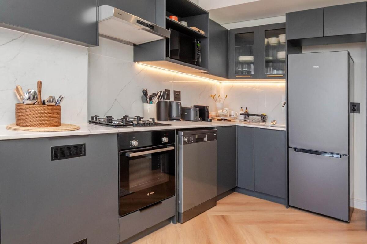 Valour Views - Urban Elegance - 3