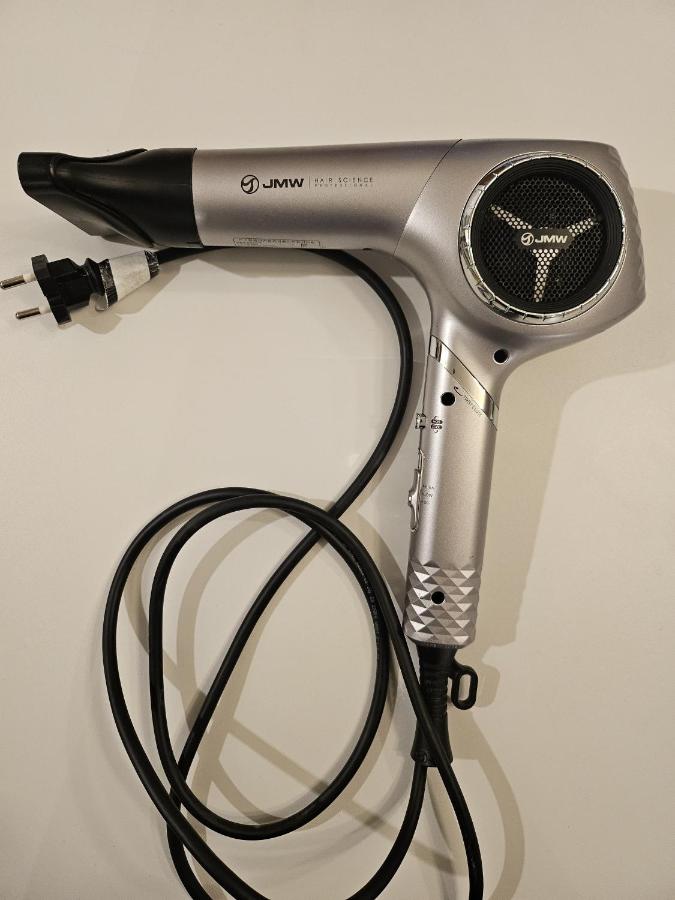 Dalpumga ##Up to 6 people # Subway 3 min # Airport bus 2 min # D0ngdaemun 12 min # Myeongd0ng 17 min # Seoul Station 20 min # Gyeongbokgung Palace, Bukchon Hanok Village, 25 min # Seongsu, Hongdae 35 min # Itaewon 30 min # Gangnam 40 min - 2