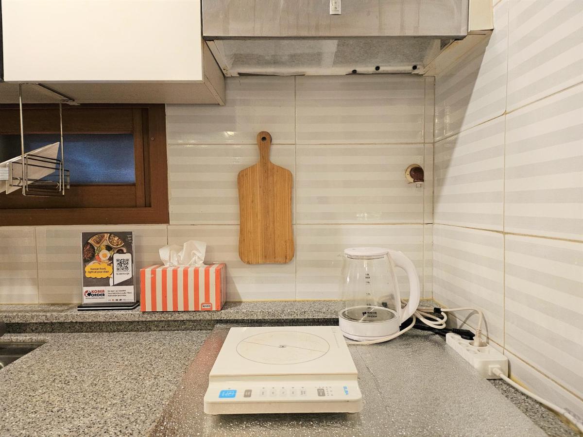 Dalpumga ##Up to 6 people # Subway 3 min # Airport bus 2 min # D0ngdaemun 12 min # Myeongd0ng 17 min # Seoul Station 20 min # Gyeongbokgung Palace, Bukchon Hanok Village, 25 min # Seongsu, Hongdae 35 min # Itaewon 30 min # Gangnam 40 min - 5