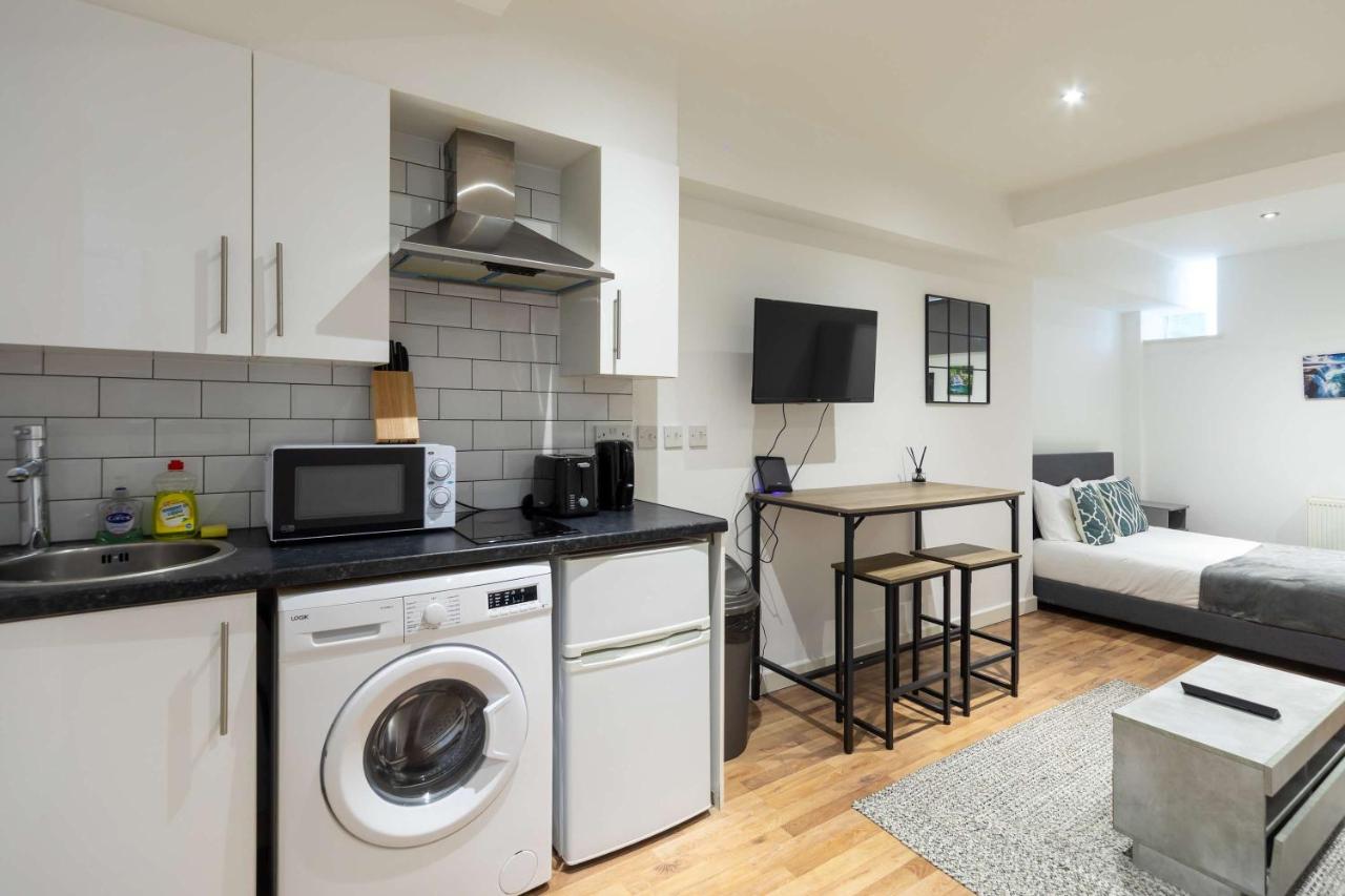 Trio of Lovely Studio Apartments in Shoreditch - 4