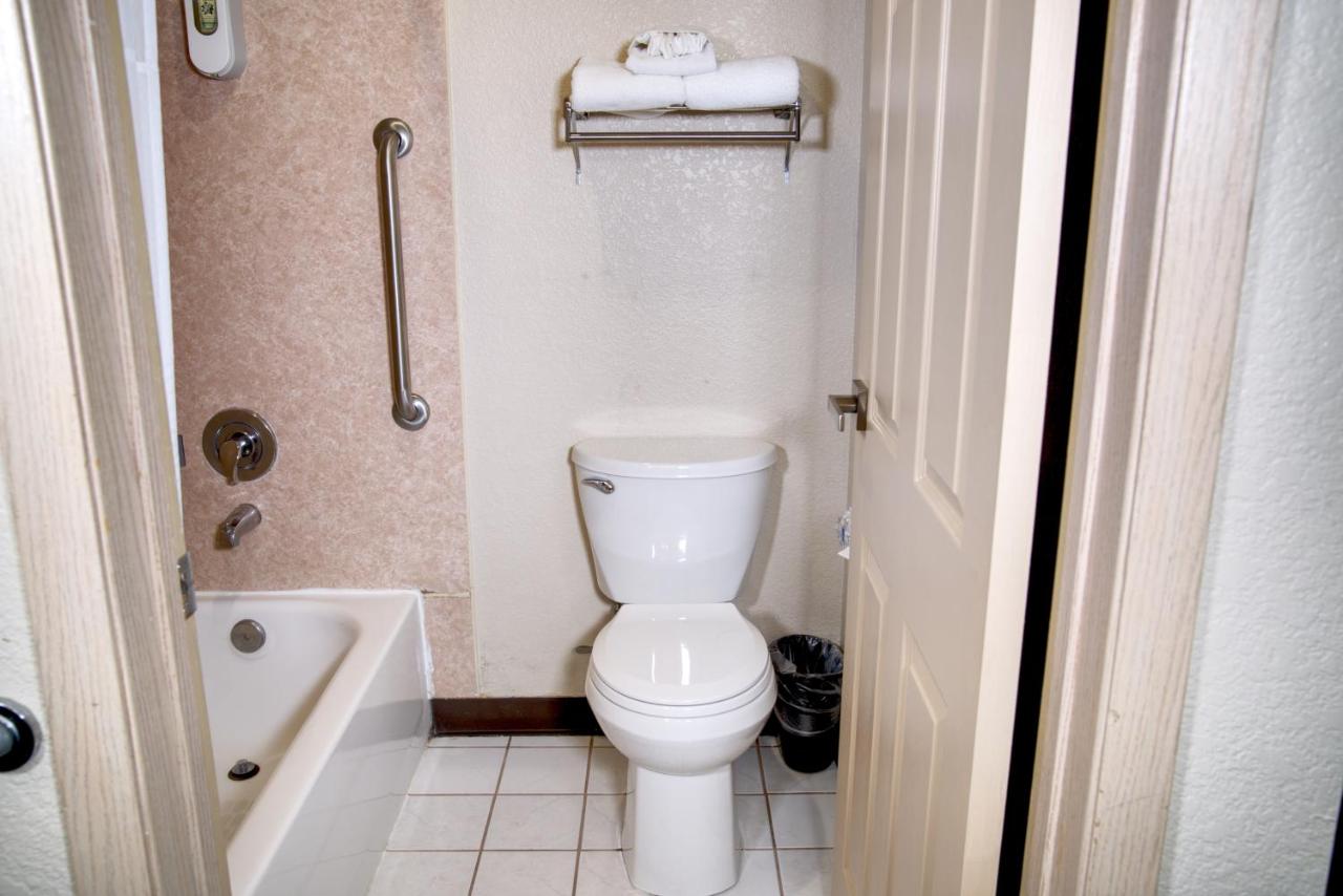 Americas Best Value Inn Lynnwood — photo 19