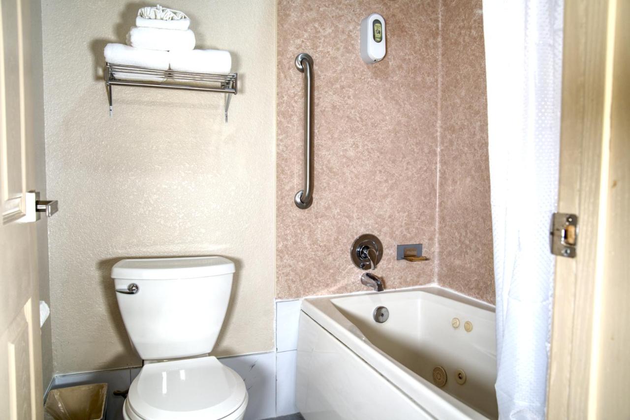 Americas Best Value Inn Lynnwood — photo 20