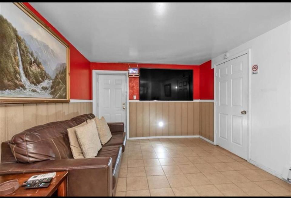 Large 3-Bedrooms/2-Bath Apt, One Block to Train - 5