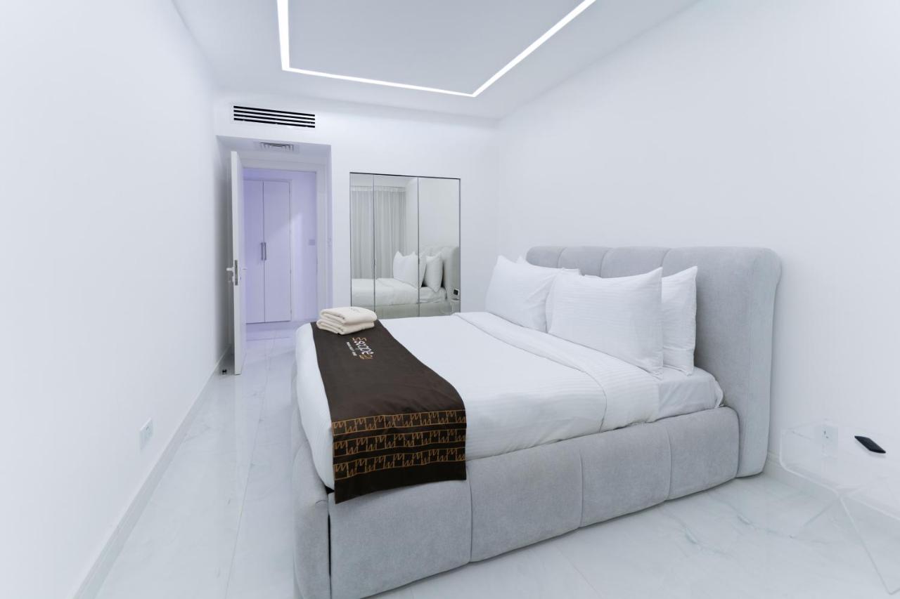 Escape 24 Spacious 1BR Lake View, Global Lake View, JLT - 2