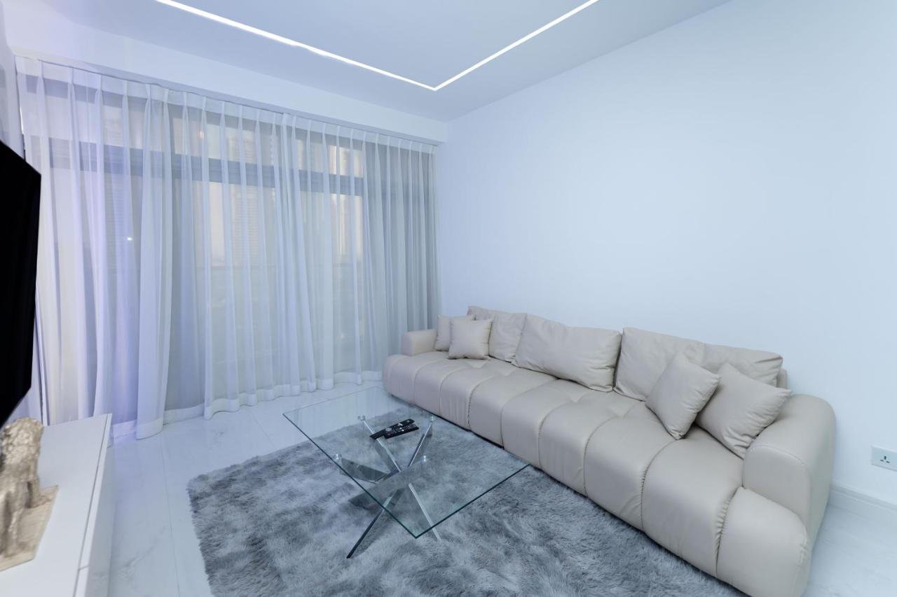 Escape 24 Spacious 1BR Lake View, Global Lake View, JLT - 5