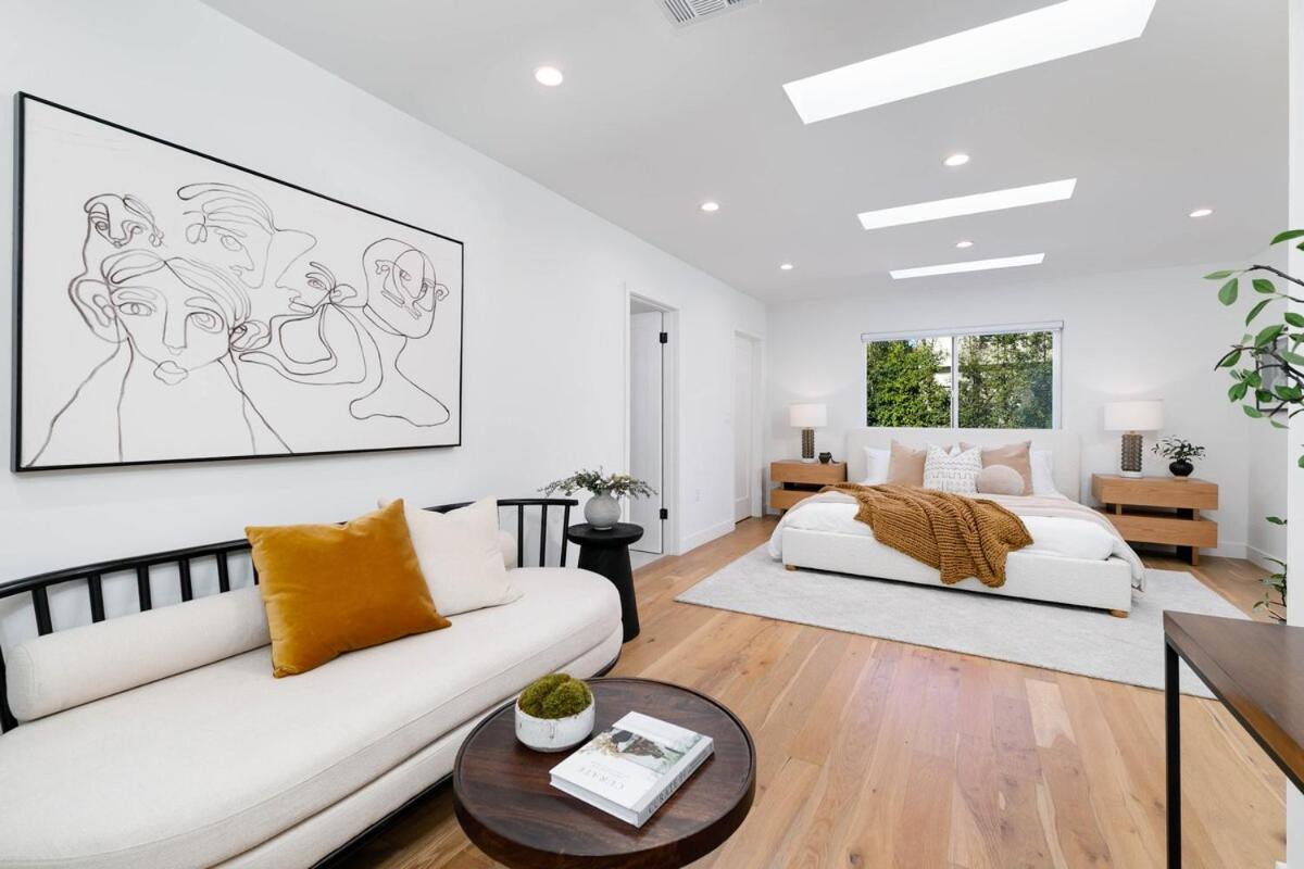 Modern Mid-Wilshire Escape Prime Spot - 2