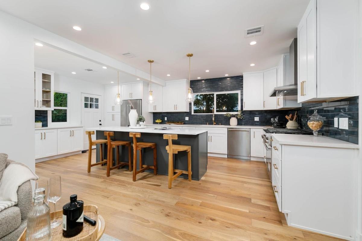 Modern Mid-Wilshire Escape Prime Spot - 4