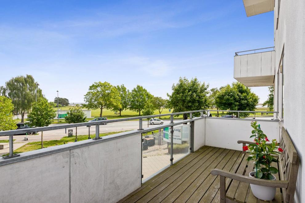 Seafront Apt - Bright, Beach, Direct Airport Metro - 4