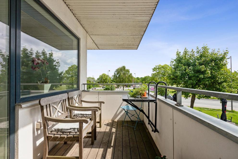 Seafront Apt - Bright, Beach, Direct Airport Metro - 3