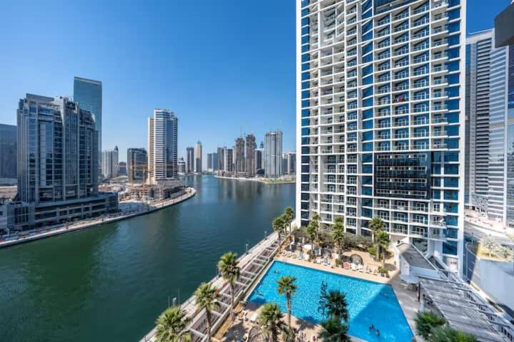 Vogue Vacation Homes, Business Bay Damac Maison Prive near Burj Khalifa and Dubai Mall, Studio Apartment with Balcony, Canal and City view, Access to all Amenities