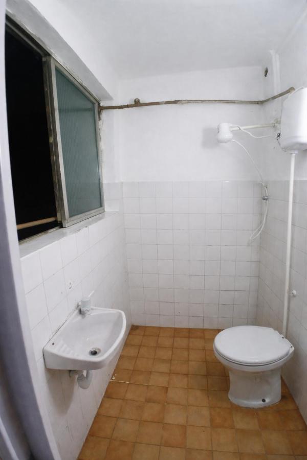 Prime Centro Location! Cozy Private Ensuite Room - 4 minute walk to VLT Tram - 7 minute walk to Metro - 4