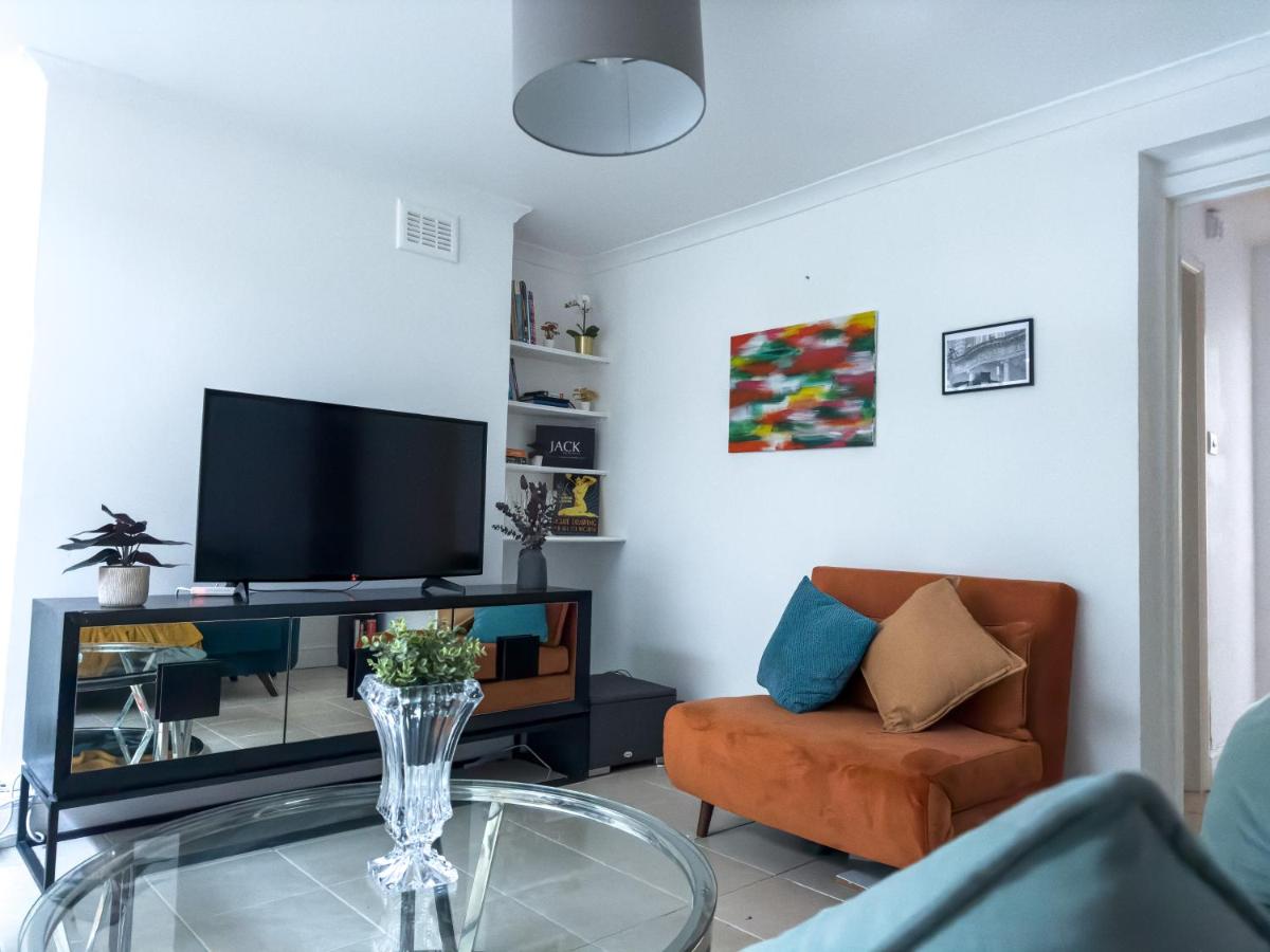 Spacious 2 Bed, 2 Bath Zone 2 Flat with Garden - 5