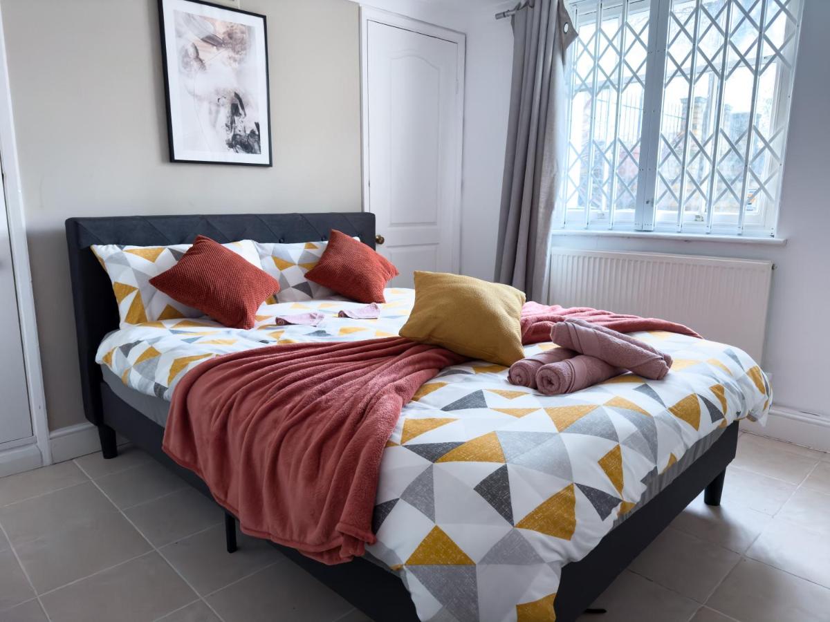 Spacious 2 Bed, 2 Bath Zone 2 Flat with Garden - 2