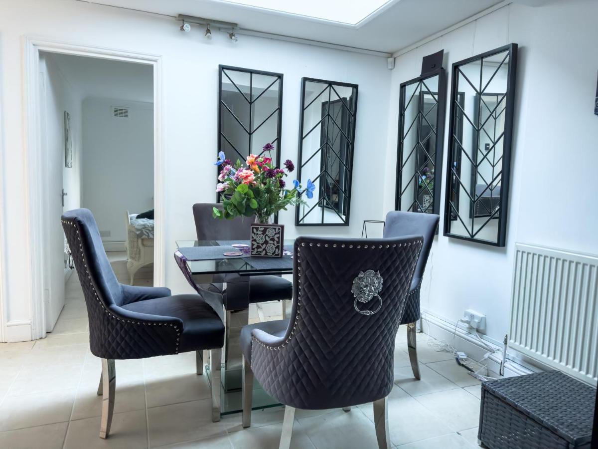 Spacious 2 Bed, 2 Bath Zone 2 Flat with Garden - 4