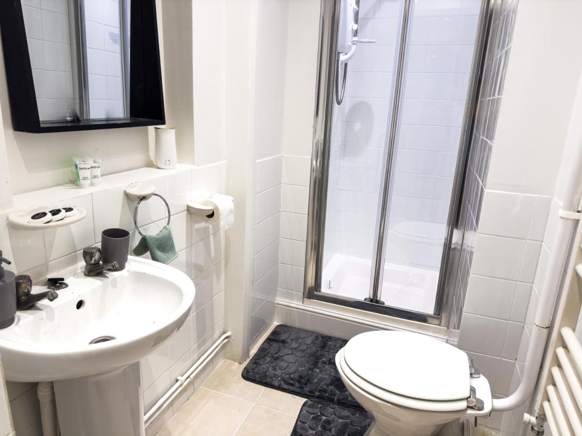 Spacious 2 Bed, 2 Bath Zone 2 Flat with Garden - 3