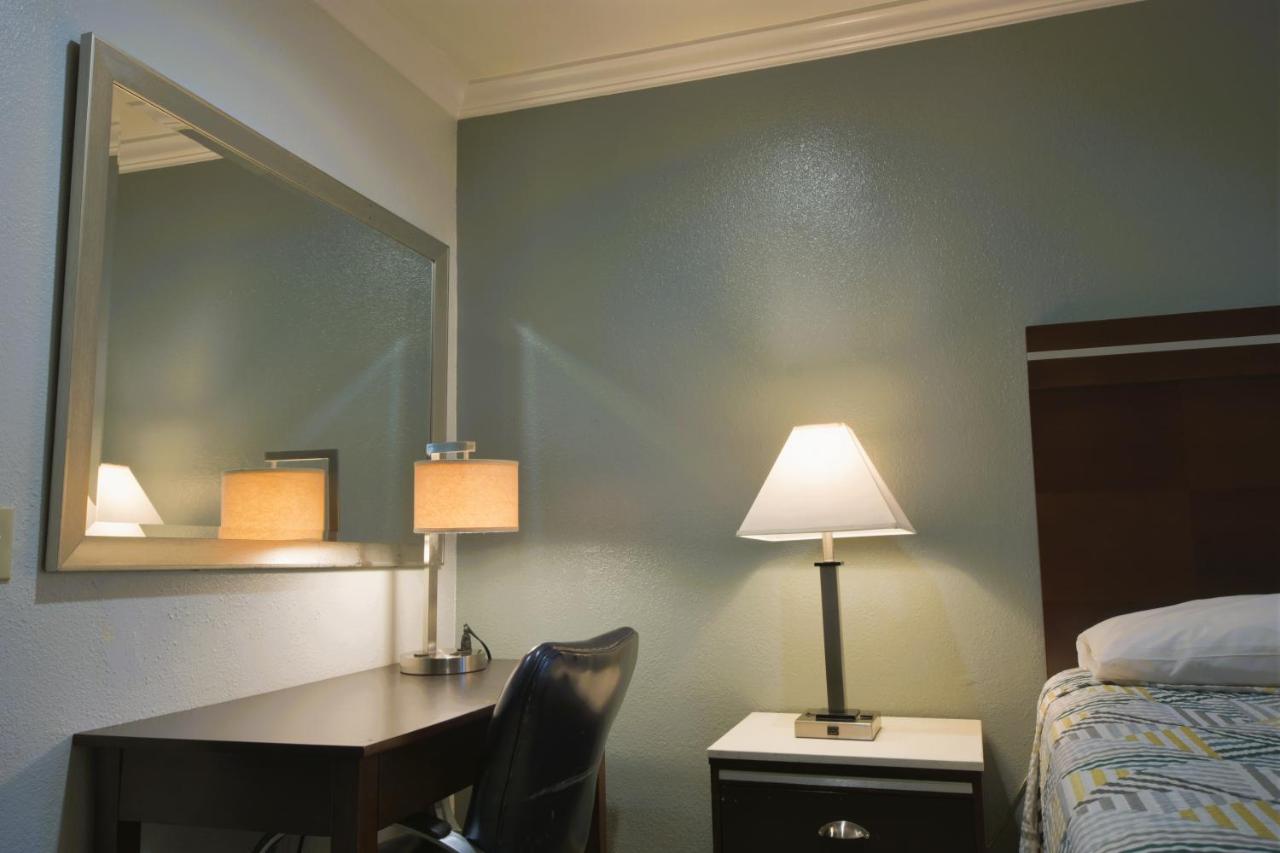 Tiffany Inn Corona — photo 22