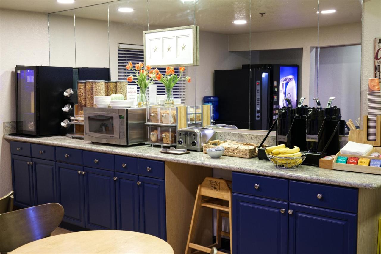 Americas Best Value Inn Lynnwood — photo 21