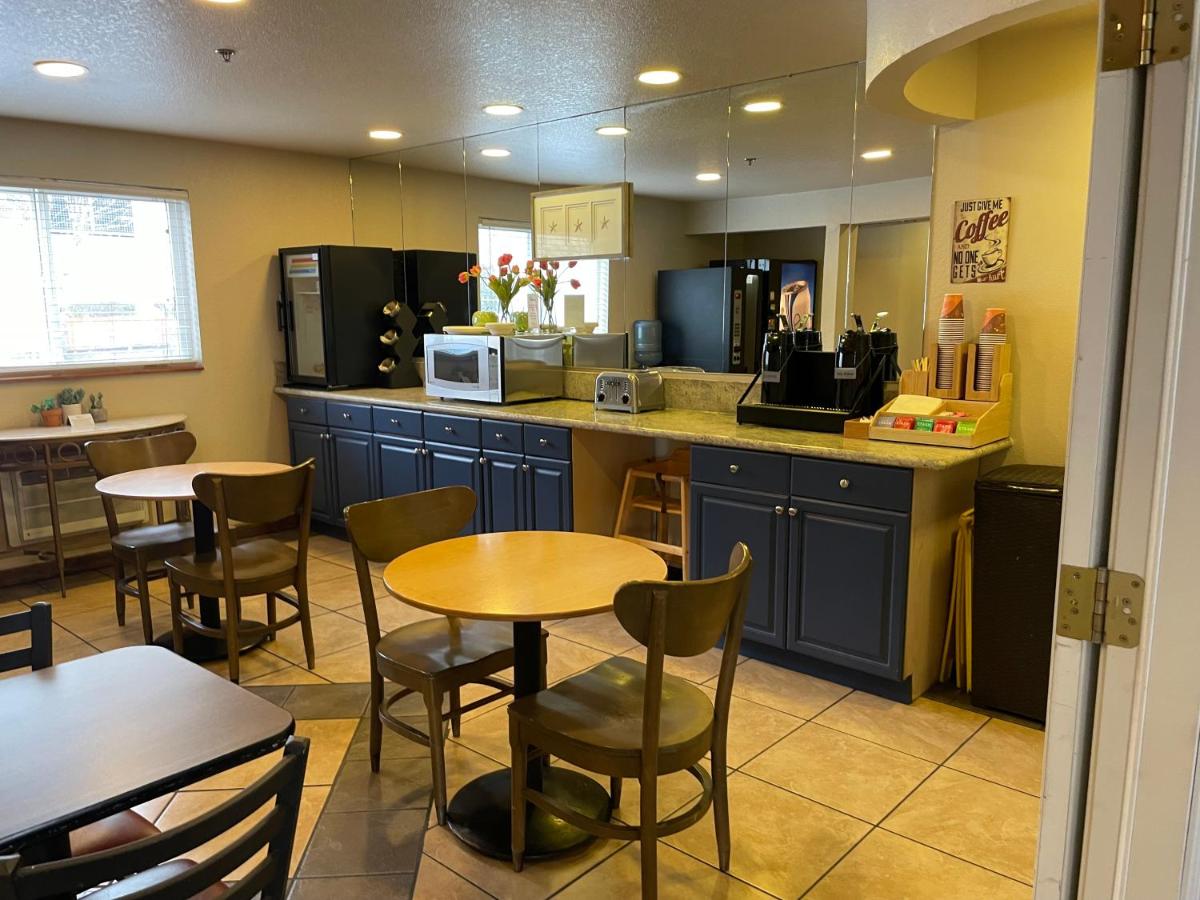 Americas Best Value Inn Lynnwood — photo 24