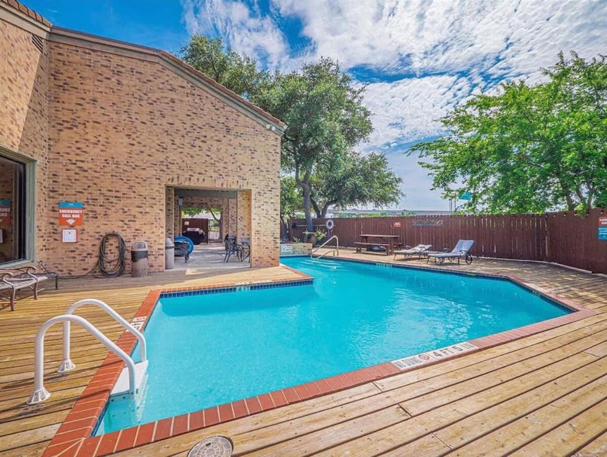 1B-1B - 30 Day Min - Pool Tennis Grill Parking - 5