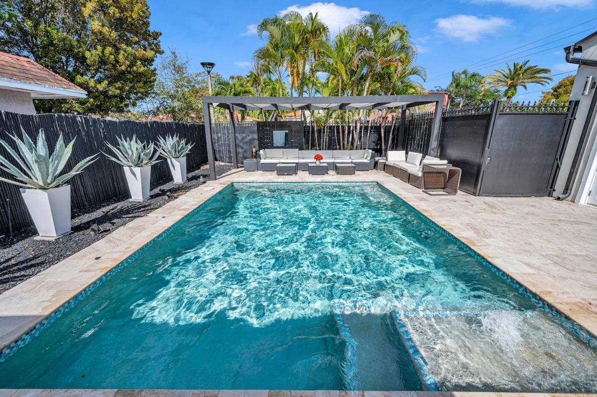 Blue Heaven Poolside Retreat Brickell Sleeps 13