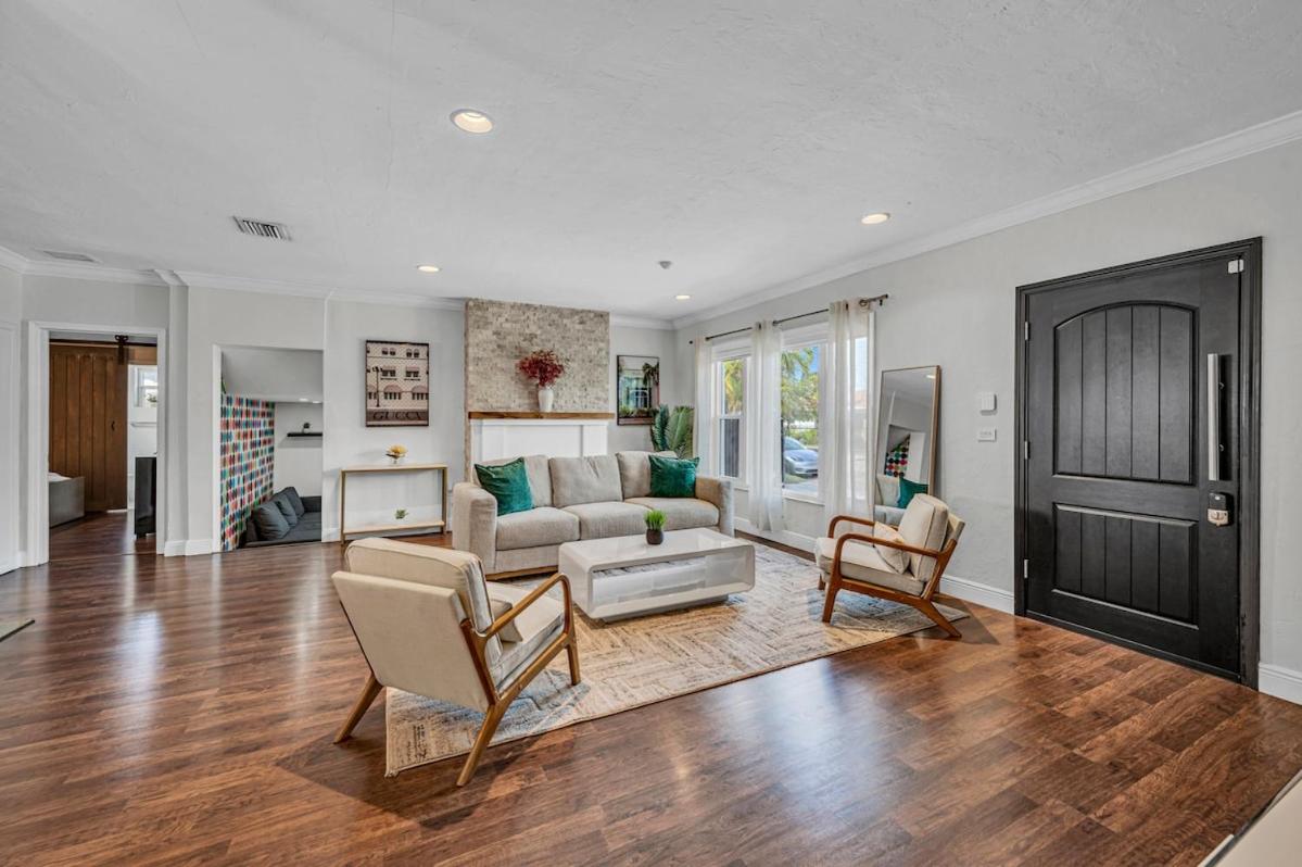 Blue Heaven Poolside Retreat Brickell Sleeps 13 - 3