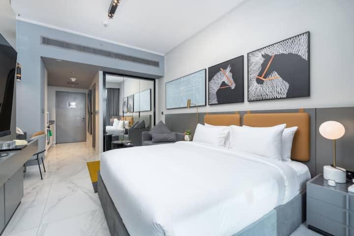 Vogue Vacation Homes, Downtown Mag 318 near Burj Khalifa and Dubai Mall, Studio Apartment with Balcony and City View, Access to all Amenities - 5