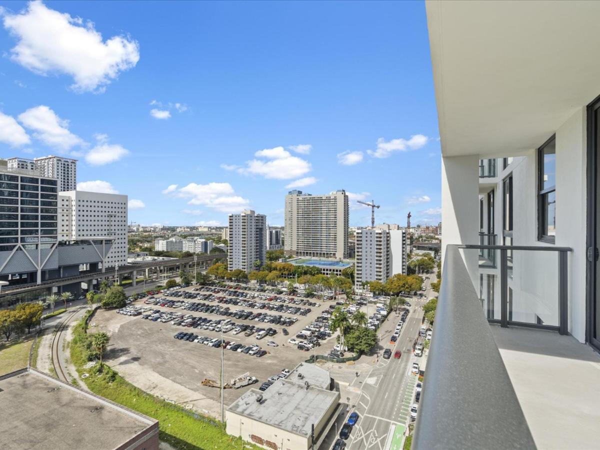 Downtown Stay with Rooftop Pool Amenities - 4