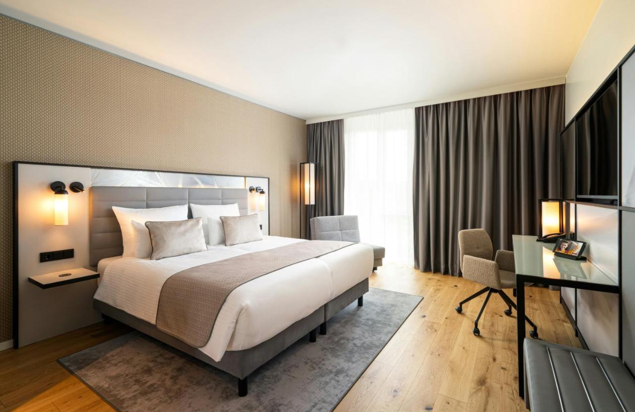 Leonardo Royal Hotel Cologne Bonn Airport in Koln - Verhoog uw Reiservaring: Waar Koninklijke Luxe en de Runway Samenkomen.