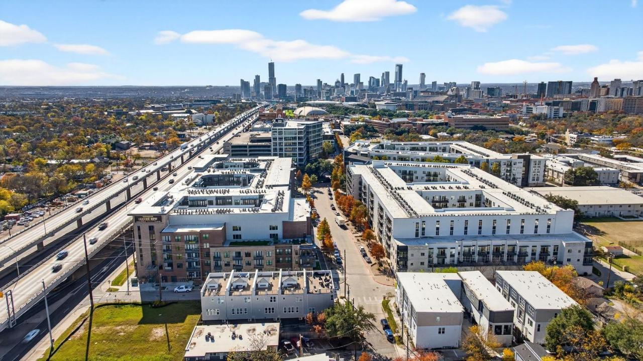 Rooftop Living in Central Austin Near UT Dining Music Concordia Retreat by AvantStay - 5