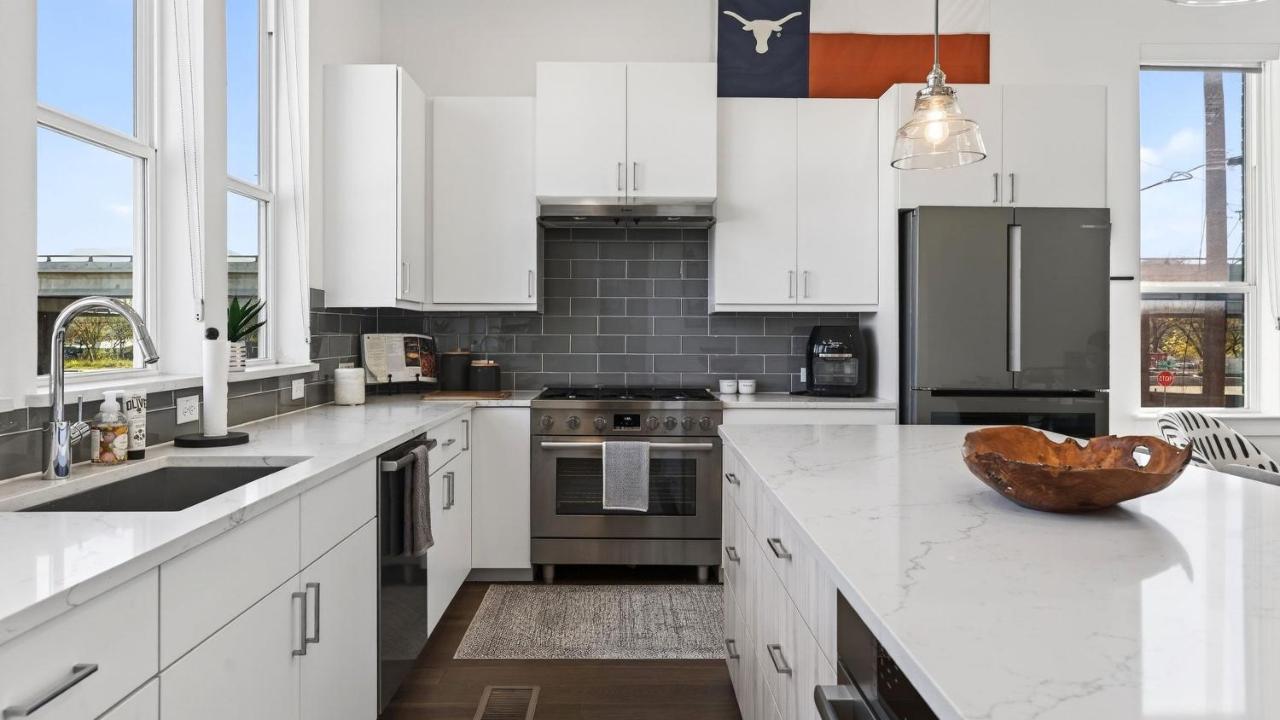 Rooftop Living in Central Austin Near UT Dining Music Concordia Retreat by AvantStay - 3