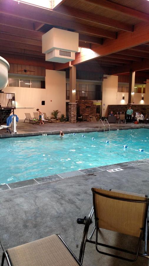 Heated swimming pool: Cascades Mountain Resort, Ascend Hotel Collection