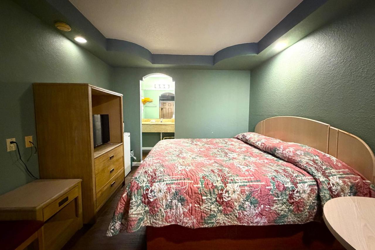 Budget Inn — photo 11