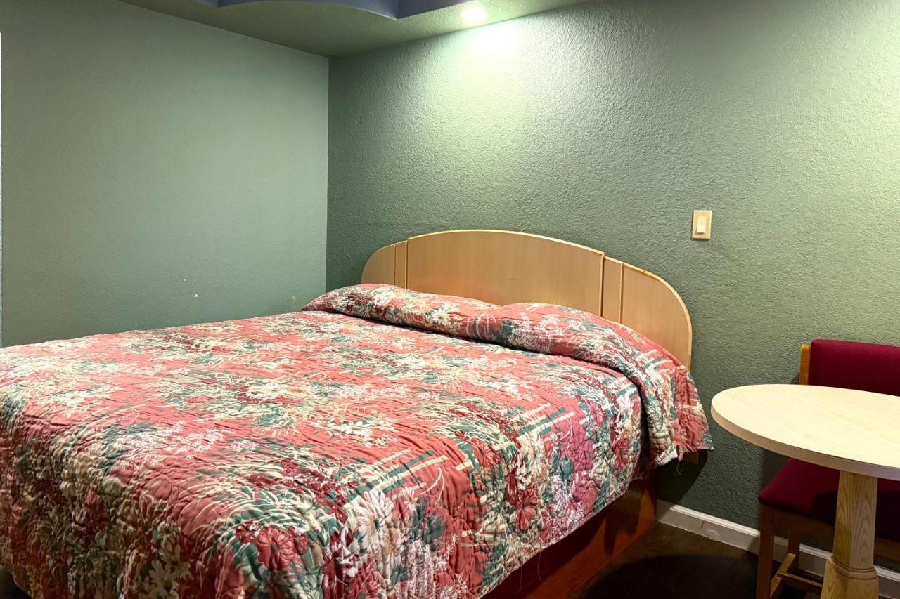Budget Inn — photo 9