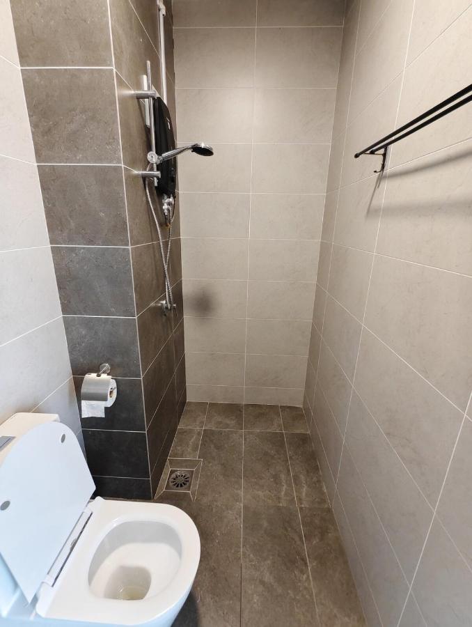 5 min walk to CIQ RTS Luxury 7pax Netflix Ciq View 1 Carpark - 5