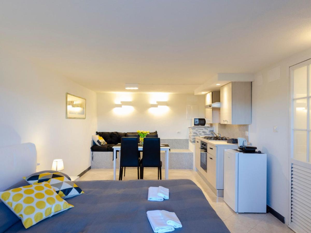 Apartment Einzimmerwohnung mit Terrasse und Blick auf den Berg by Interhome - 4