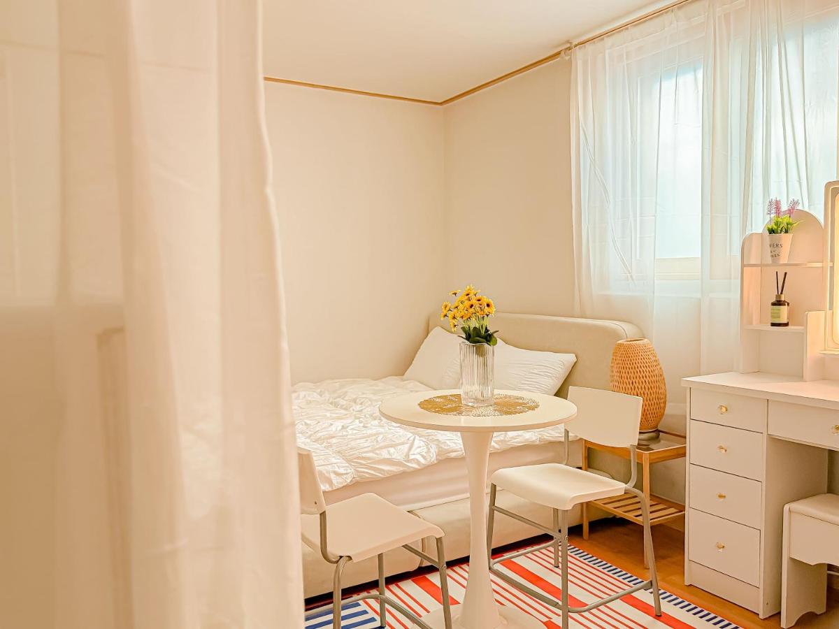 Hongdae Station 10-minute walk Yeonnam Stay2