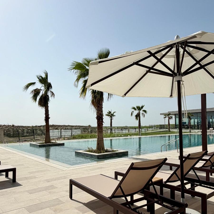 Elegant Studio apartment in Yas Golf collection with Balcony and Free parking l Near Yas water world & Ferrari World & Warner brothers - 3