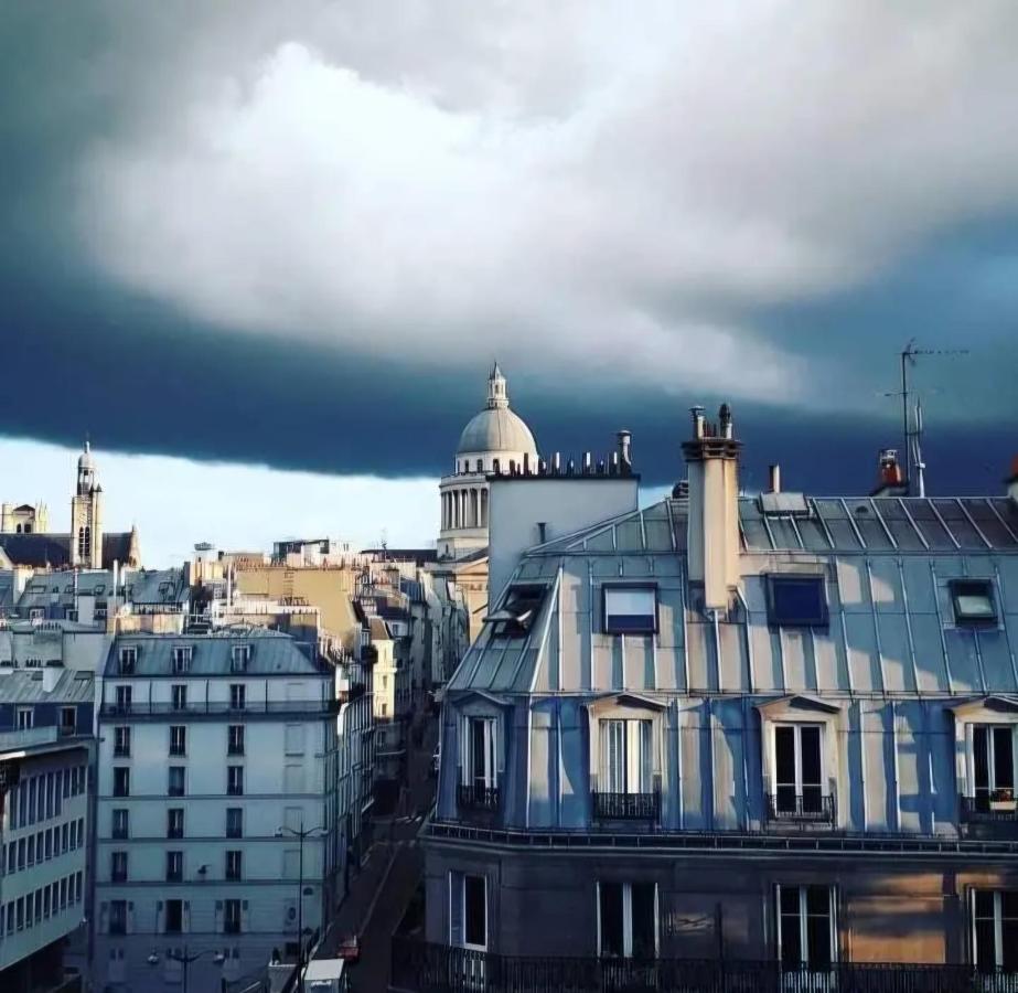 Place Maubert Coeur de Paris Beau Nid contemporain vue Paris calme clair dernier etage clim ascenseur