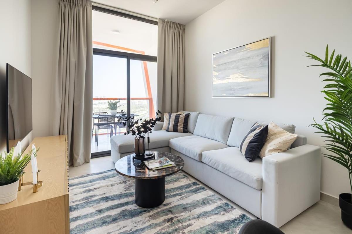 Frank Porter - Binghatti Avenue - 2