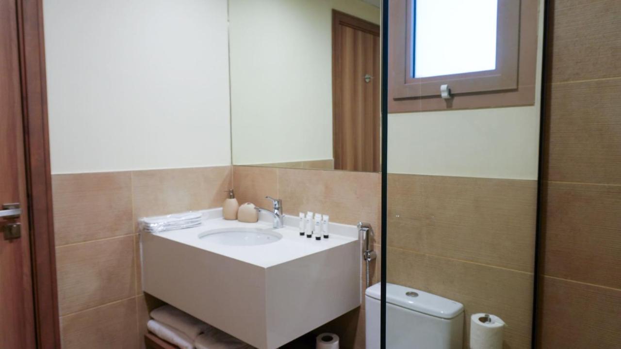 Stunning 2BR Canal View & Burj Khalifa 3 - 5