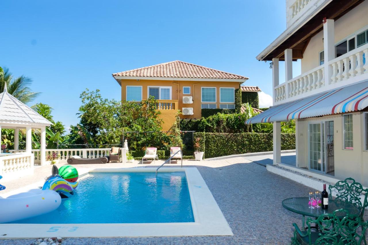 The Big White Villa - 4