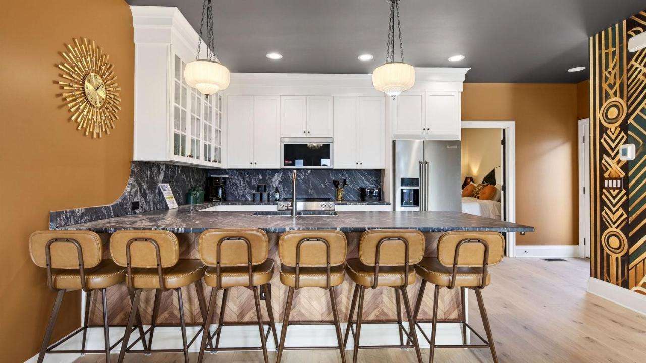 The Great Gatsby by AvantStay Hot Tub Private Rooftop Speakeasy Lounge Firepit - 4