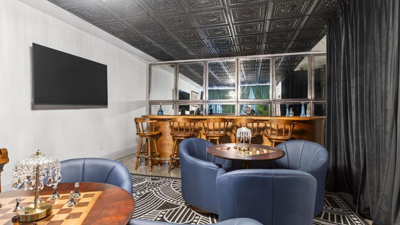 The Great Gatsby by AvantStay Hot Tub Private Rooftop Speakeasy Lounge Firepit - 5