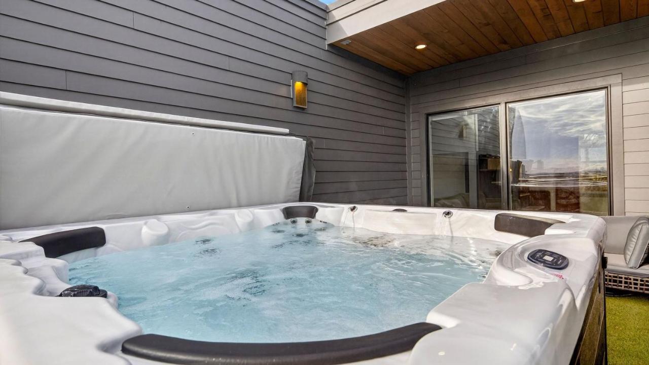 The Great Gatsby by AvantStay Hot Tub Private Rooftop Speakeasy Lounge Firepit - 3