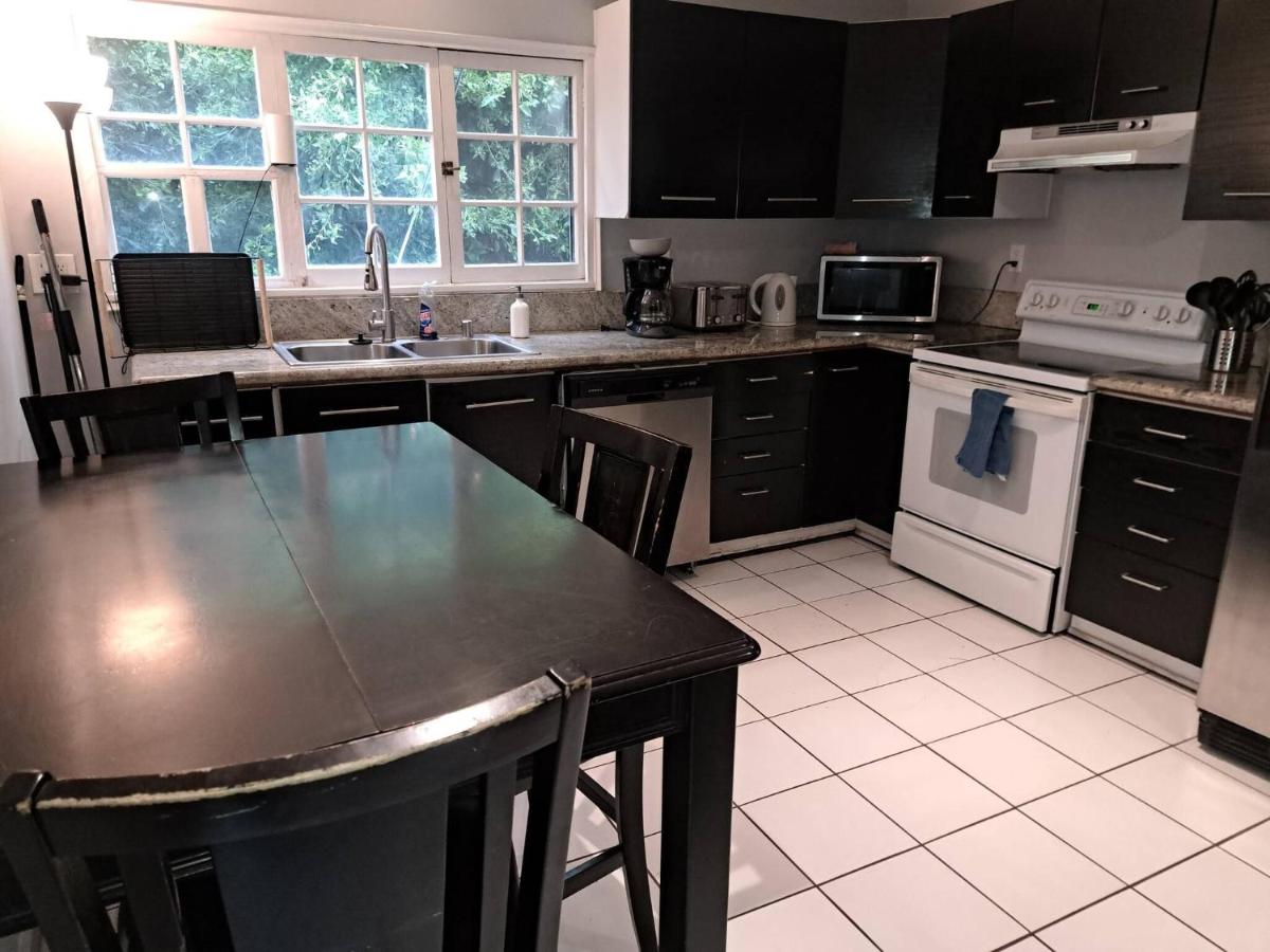 3 bedroom plus 2 baths in Beverly hills - 4